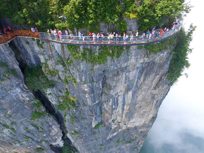 A Terrifying Glass Walkway Of 400m 1 Km Opened In China